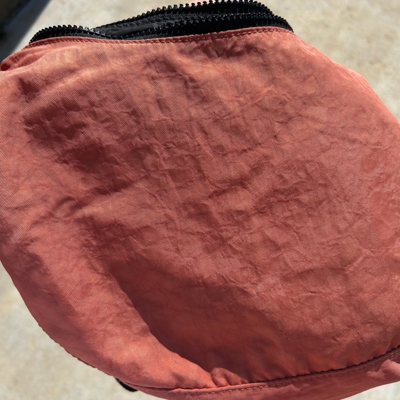 Rust medium crescent BAGGU. - Picture 7 of 8